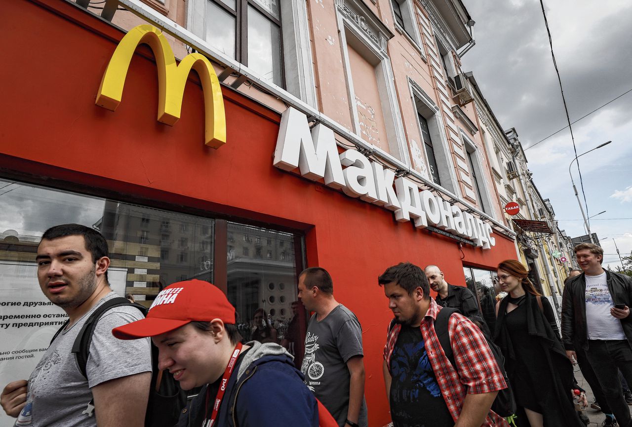 McDonald’s kondigde op 16 mei 2022 aan alle filialen in Rusland te verkopen. Drie dagen later was de verkoop aan een Russische zakenman rond.