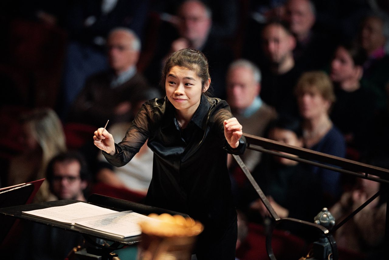 Elim Chan met het Antwerp Symphony Orchestra in het Concertgebouw in Amsterdam.