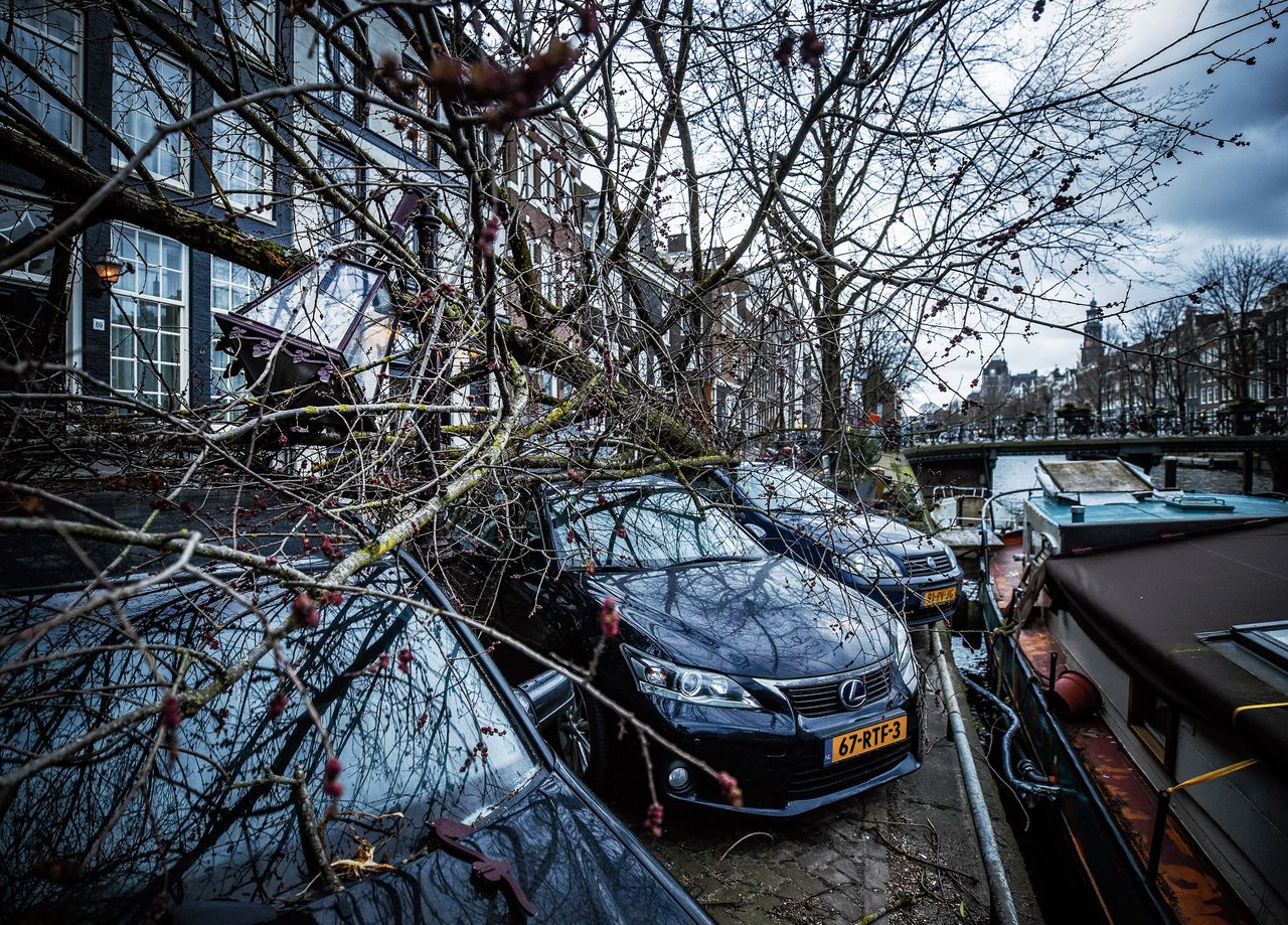 Storm Eunice richtte flink wat schade aan in Amsterdam. Bij de storm vielen meerdere dodelijke slachtoffers.
