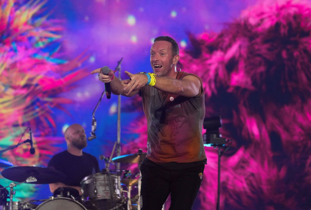 Zanger Chris Martin en drummer Will Champion van Coldplay tijdens een optreden in het Wembley Stadion in augustus 2022.