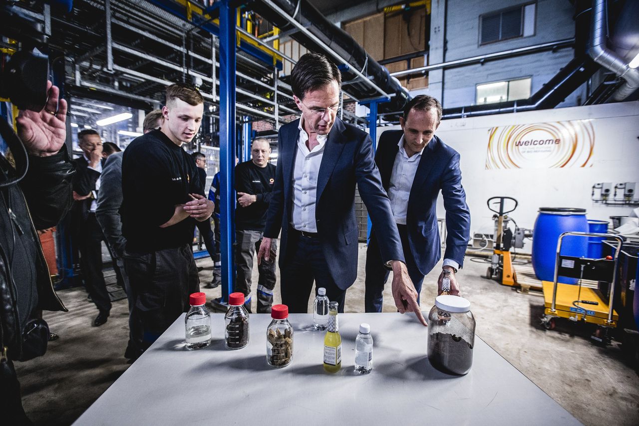 Minister-president Mark Rutte tijdens een werkbezoek aan Avantium in 2019.