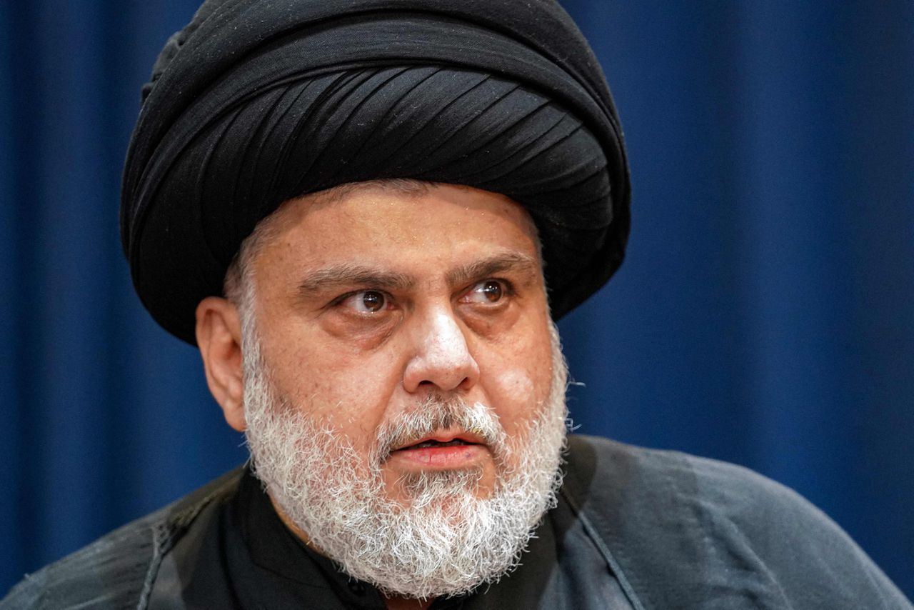 De sjiitische geestelijke Moqtada al-Sadr dinsdag tijdens een toespraak in de voor sjiieten heilige stad Najaf in Irak.