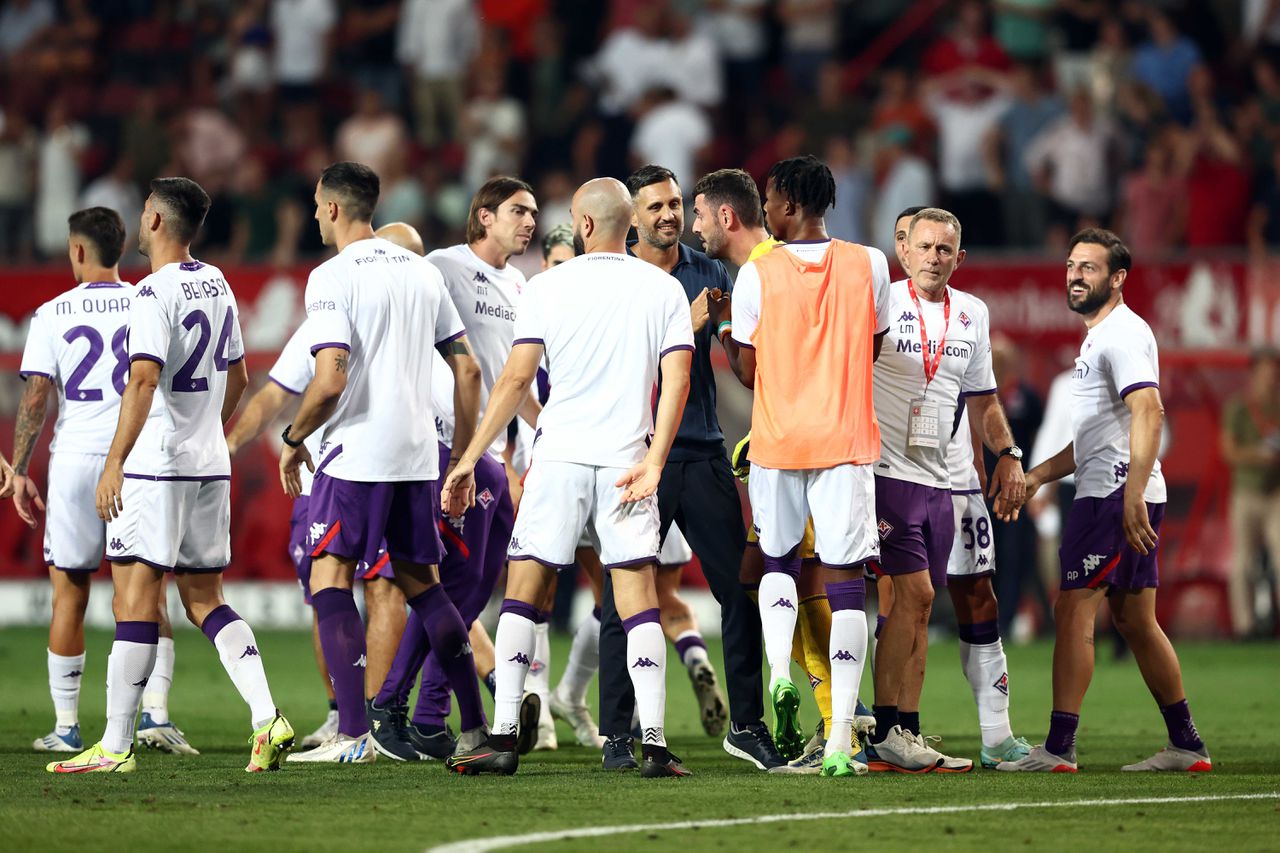 Spelers van Fiorentina feliciteren elkaar na plaatsing voor de groepsfase van de Conference League. De ongeregeldheden vonden plaats buiten het stadion van FC Twente.