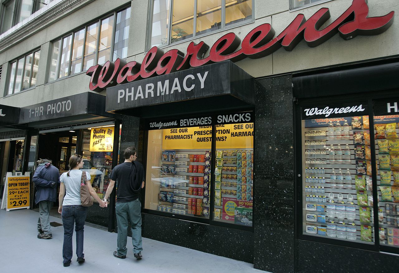 Voorbijgangers kijken naar een etalage van de Amerikaanse apotheker Walgreens in San Francisco in 2006.