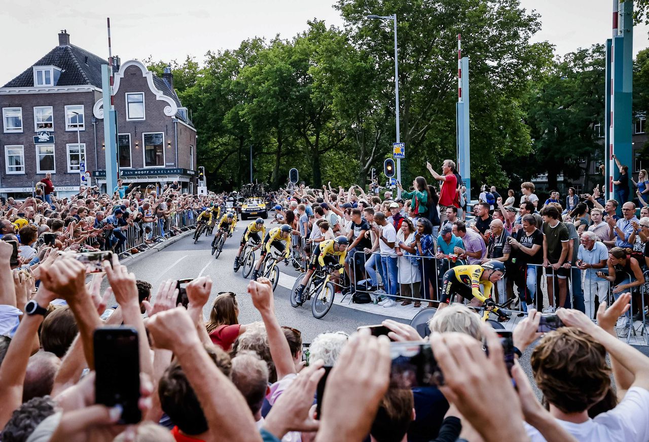 Team Jumbo-Visma tijdens de ploegentijdrit op de eerste dag van de Ronde van Spanje in Utrecht.