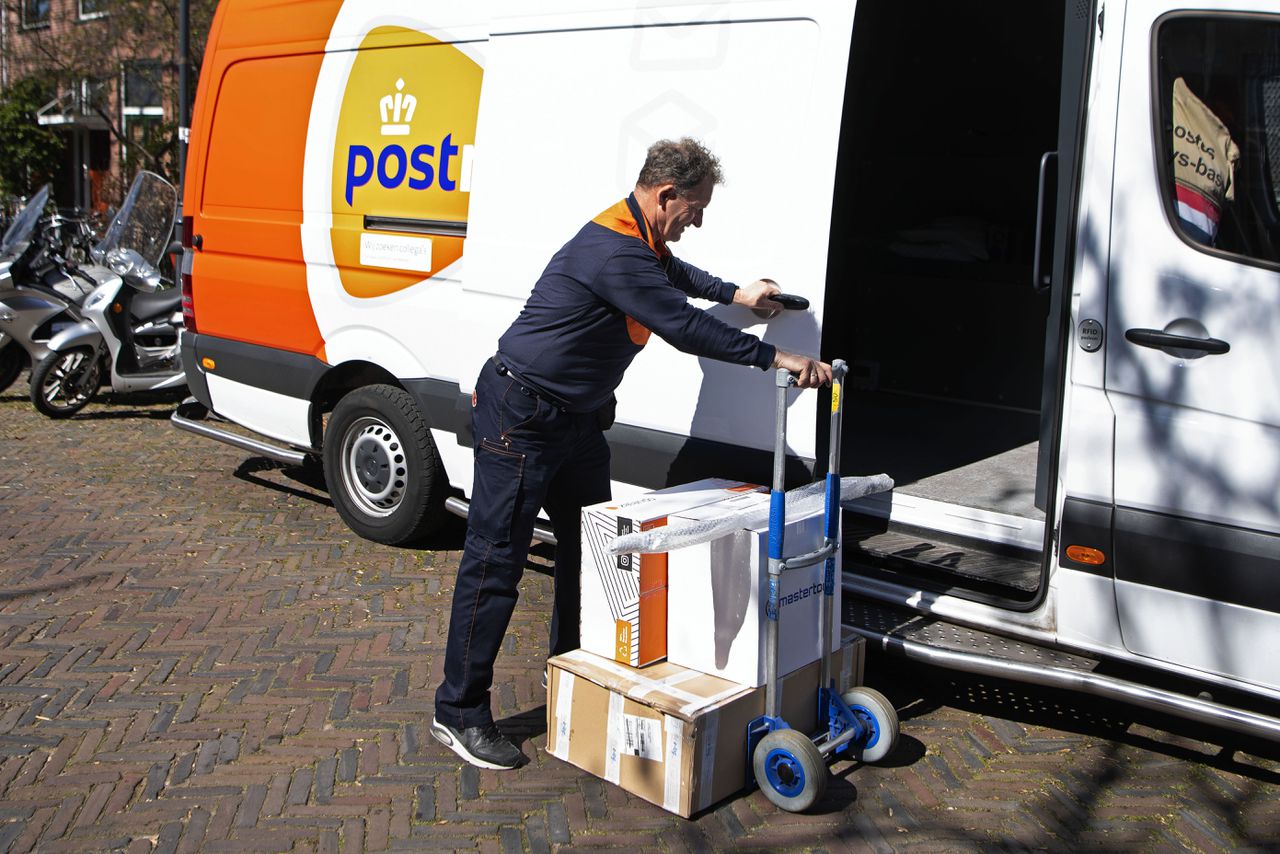 PostNL bezorgde in het afgelopen kwartaal 12,6 procent minder pakketten dan in dezelfde periode in 2021.