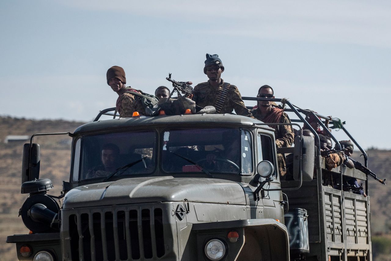 Ethiopische soldaten rijden in een legervoertuig in de buurt van de stad Agula, in de Tigrese regio.