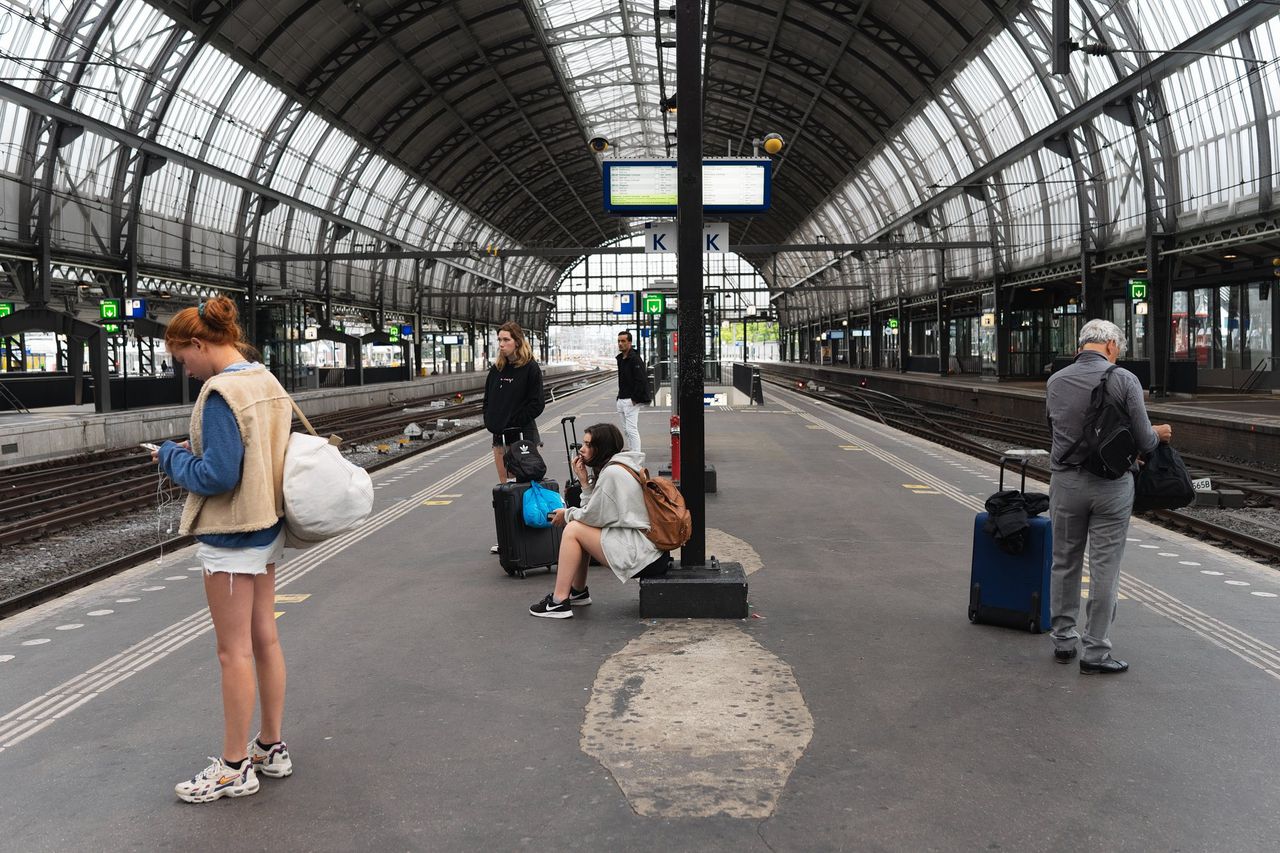 Amsterdam Centraal is maandagochtend vrijwel verlaten door een staking van NS-personeel in Noord-Holland.