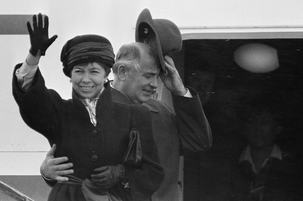 Raisa Gorbatsjova en haar man Michail wuiven naar journalisten bij hun vertrek uit Reykjavik in 1986, waar de leiders van de Sovjet-Unie en de Verenigde Staten baanbrekende gesprekken voerden over ontwapening.