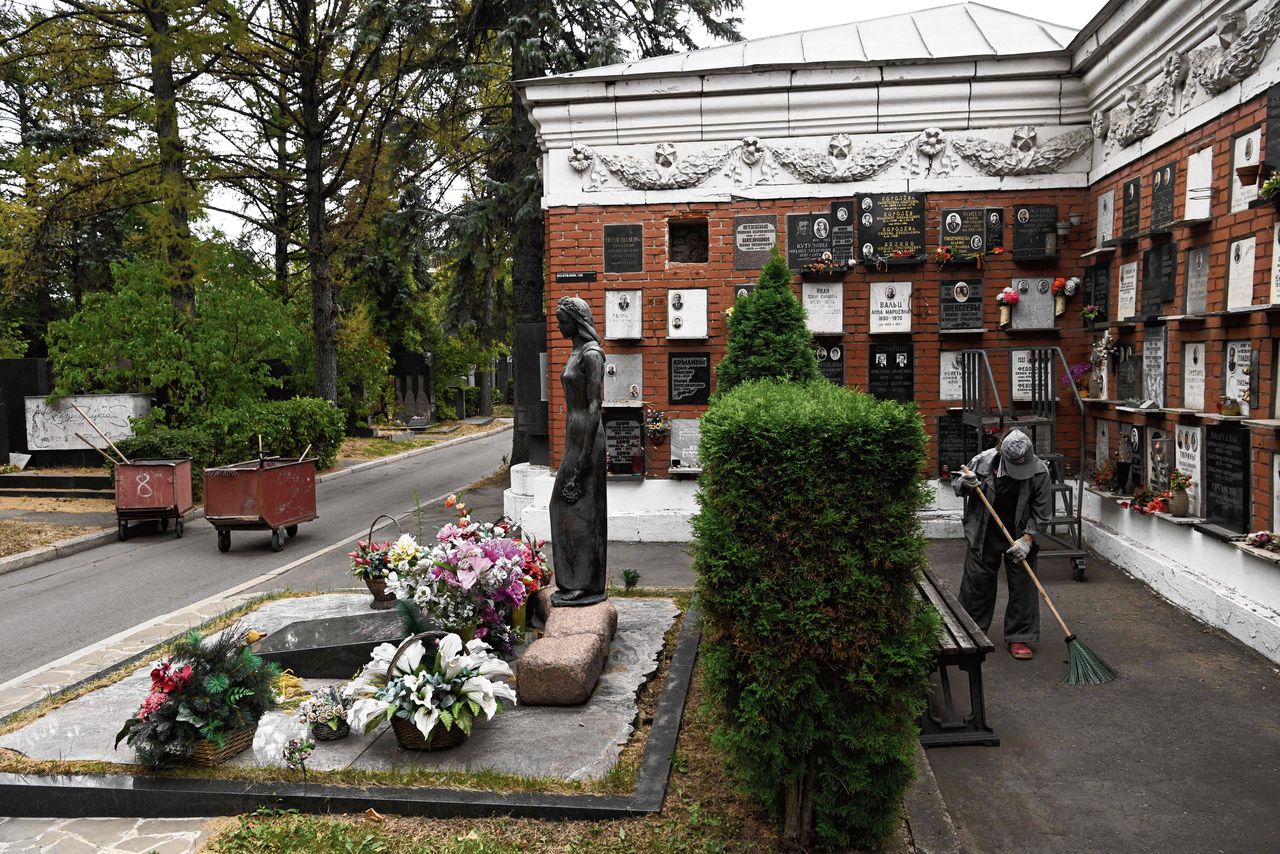 Het graf van Raisa Gorbatsjova op de begraafplaats van het Nieuwemaagdenklooster in Moskou. Gorbatsjov wordt hier zaterdag naast zijn vrouw begraven.