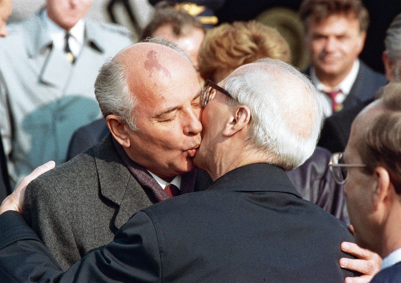 Michail Gorbatsjov en de Oost-Duitse leider Erich Honecker bij het 40-jarige jubileum van de DDR, op 8 oktober 1989. Een maand later viel de Berlijnse Muur.