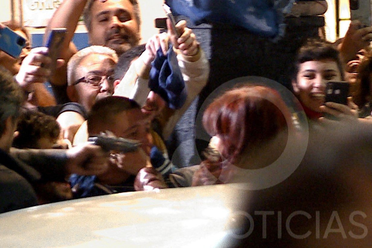 Beeld uit de video die toont hoe Cristina Fernández de Kirchner onder schot wordt genomen.