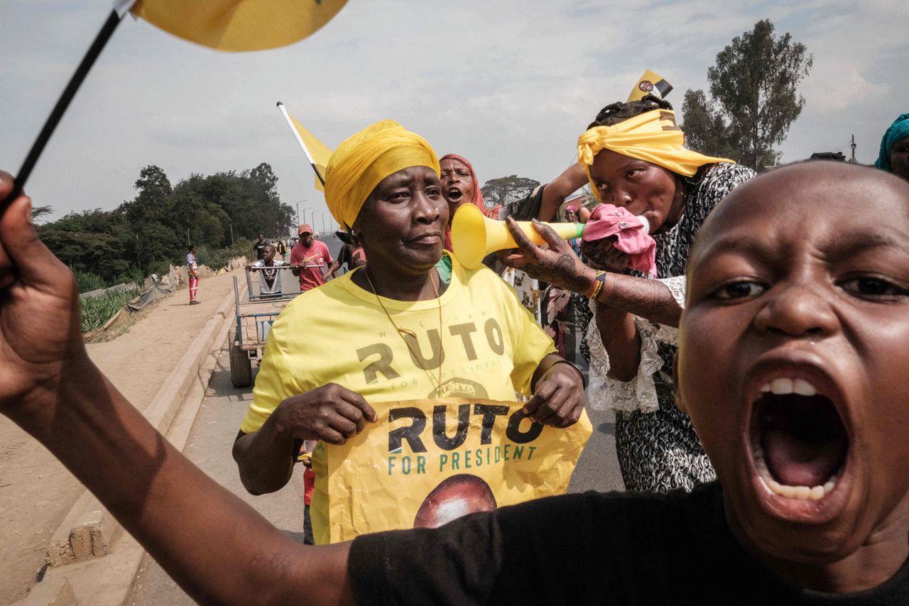 Aanhangers van de Keniaanse president William Ruto, vieren feest op straat Kibera, de grootste sloppenwijk van Nairobi, nadat het Opperste Gerechtshof van Kenia de overwinning van Ruto bij de presidentsverkiezingen van 9 augustus bevestigd had.