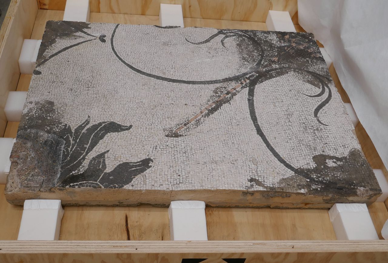 Het Romeinse mozaïek van Medusa lag verzaagd in een opslag, in zestien delen van een vierkante meter elk. Foto FBI