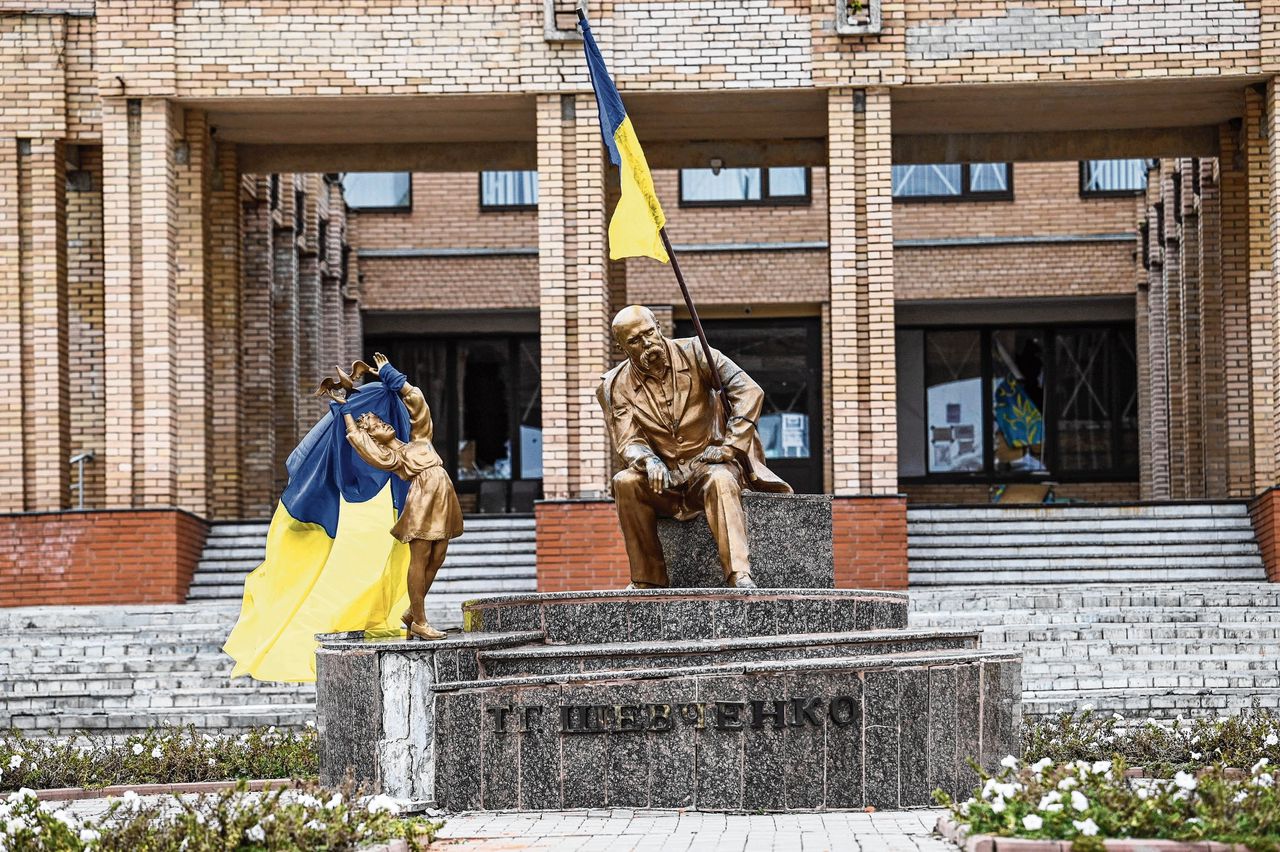 De Oekraïense vlag wappert op een plein in de recent heroverde stad Balaklia.
