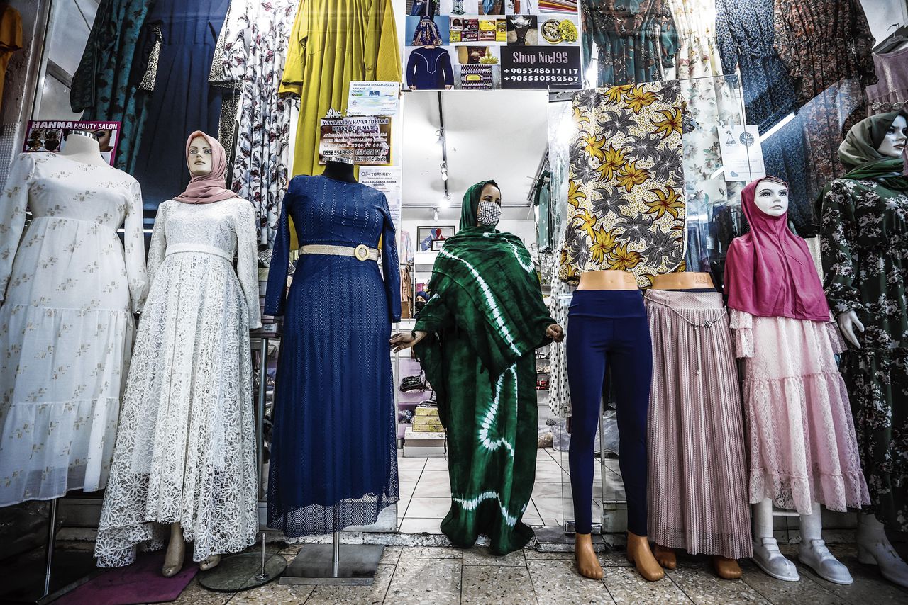 Een Somalische vrouw bezoekt een van de vele Somalische winkels in Ankara in maart 2021.