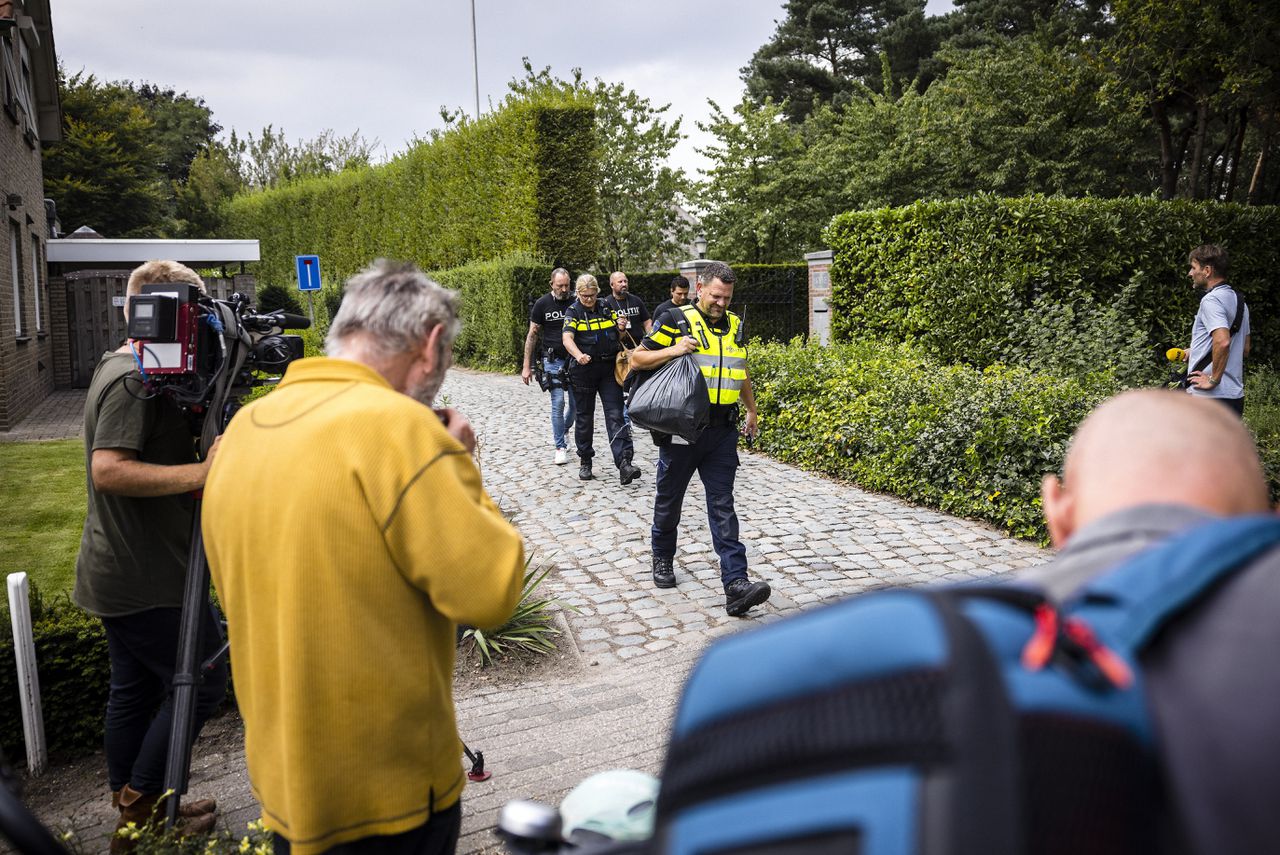 De politie-inval, eerder deze week, bij de woning van Jumbo-topman Frits van Eerd in Heeswijk-Dinther.
