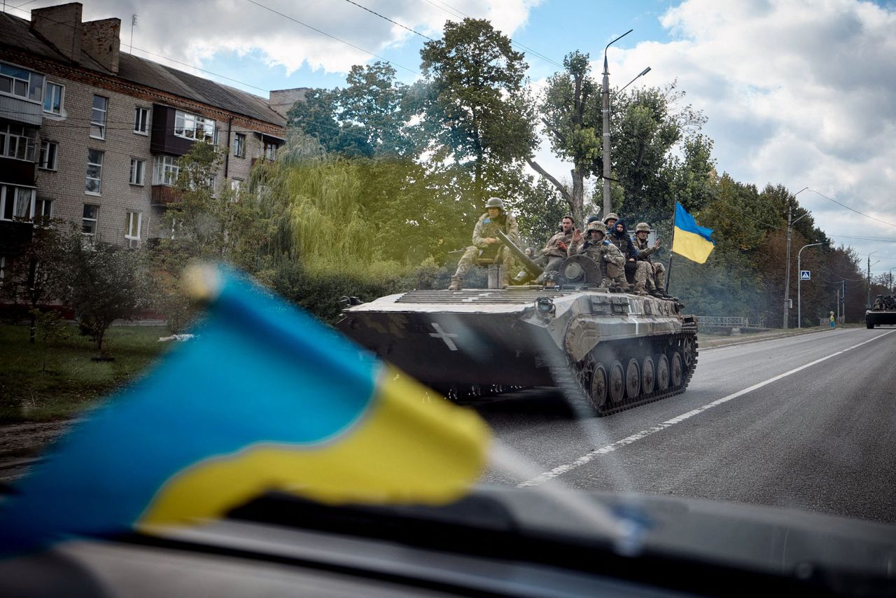 Oekraïense soldaten op een tank in een straat in de regio Kupiansk, Charkov, terwijl ze vechten tegen de Russen in het noordoosten van Oekraïne.