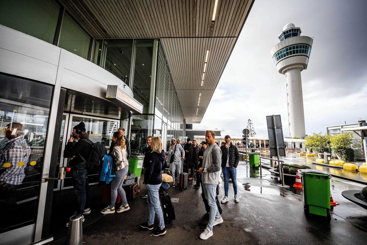 Wachtende reizigers bij een vertrekhal op Schiphol eerder deze maand.