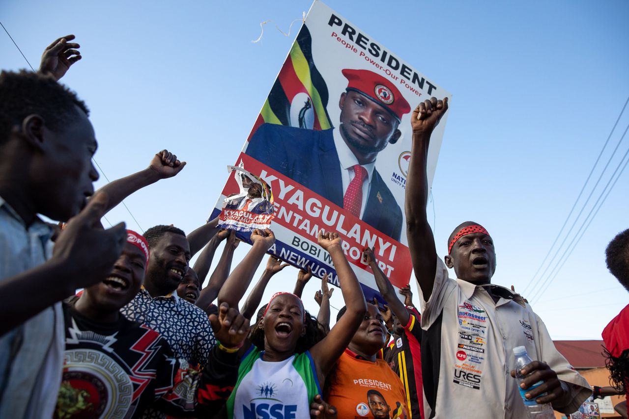 Verkiezingsbijeenkomst met aanhangers van popster Bobi Wine, leider van de grootste oppositiepartij in Oeganda. In 2021 deed hij een mislukte gooi naar het presidentschap. Foto EPA