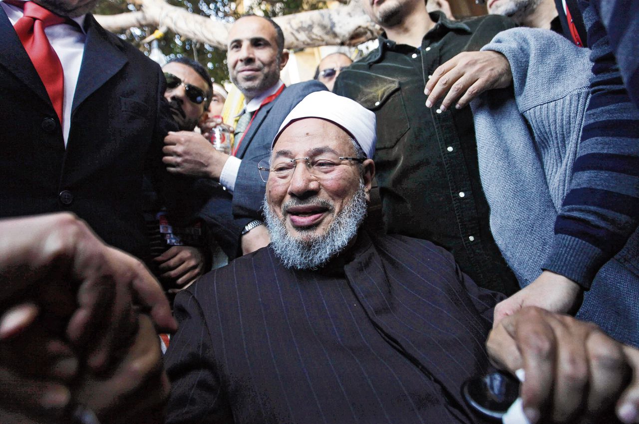 Yusuf al-Qaradawi wordt omringd door Egyptenaren nadat hij in februari 2011 het vrijdagmiddaggebed heeft geleid op het Tahrirplein in Caïro.