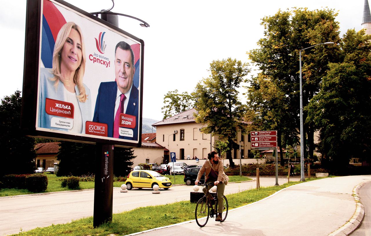 Verkiezingsposter met SNSD-leider Milorad Dodik (rechts) in Banja Luka, de grootste stad van de Republika Srpska.
