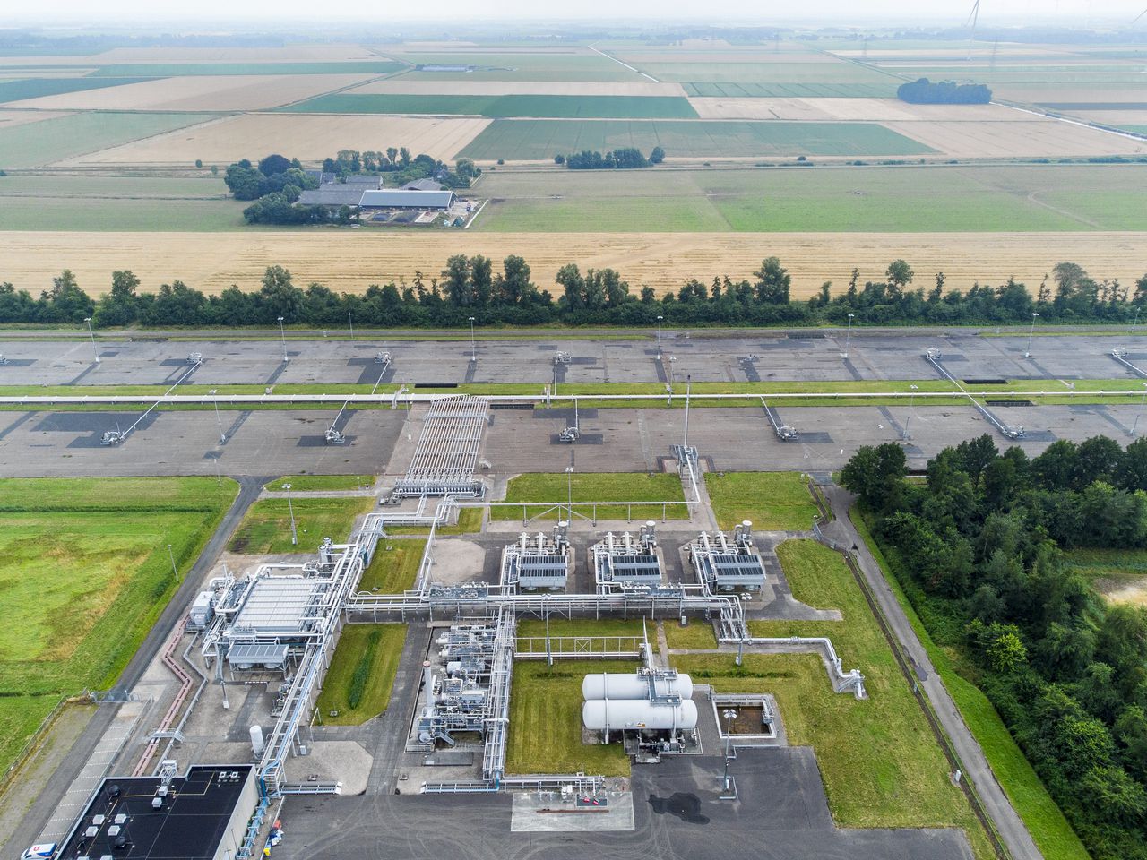 Een locatie voor gaswinning en -behandeling van de Nederlandse Aardolie Maatschappij in het Groningse Scheemda.