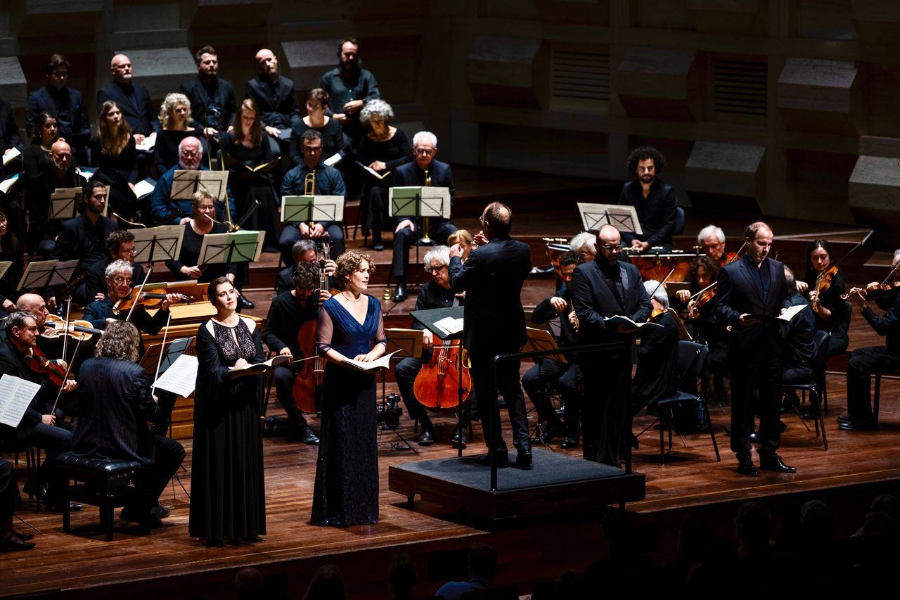 Het Orkest van de Achttiende Eeuw tijdens hun eerbetoon aan grondleggers Frans Brüggen en Sieuwert Verster.