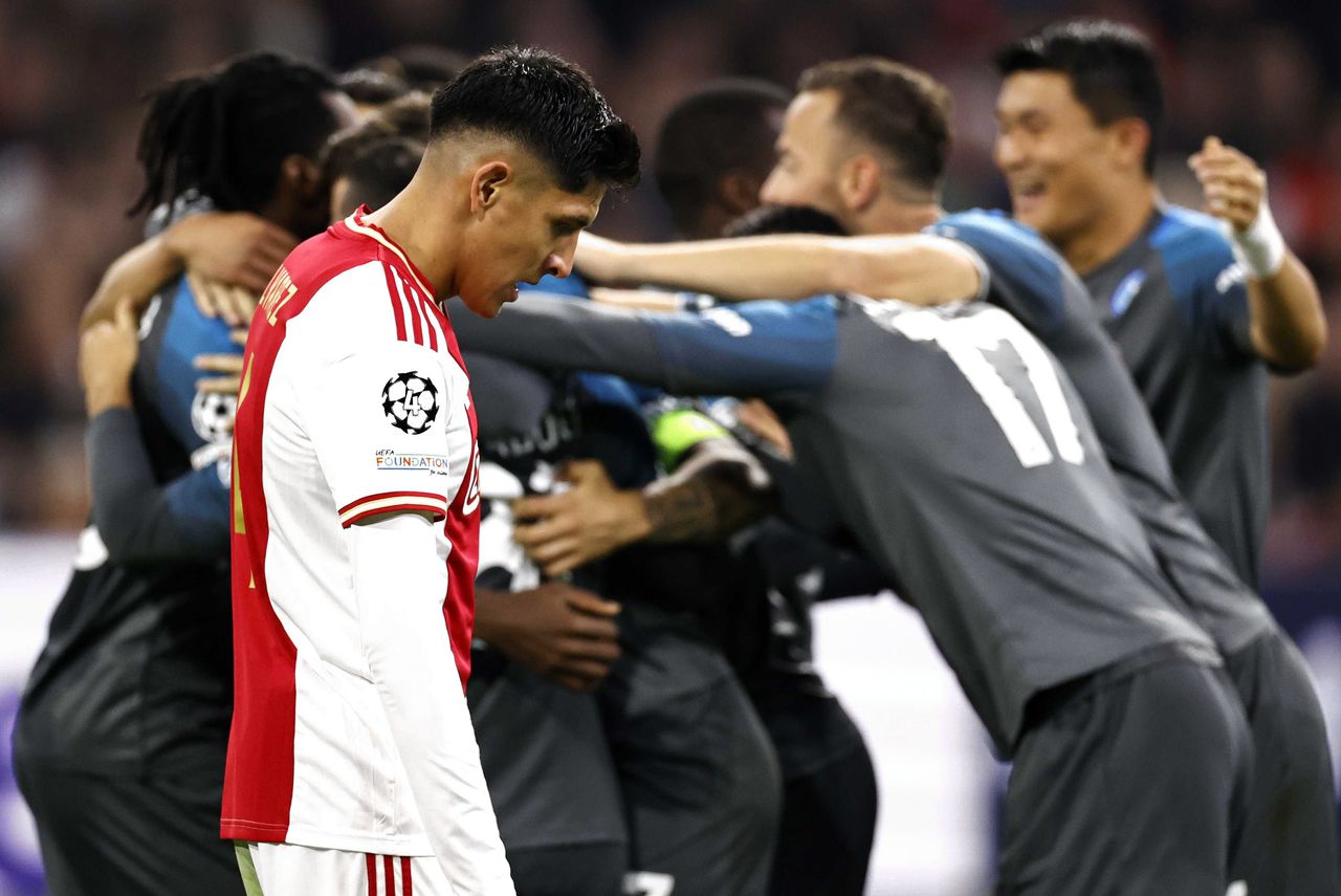 Ajax-speler Edson Alvarez reageert teleurgesteld op de vierde goal van Napoli.