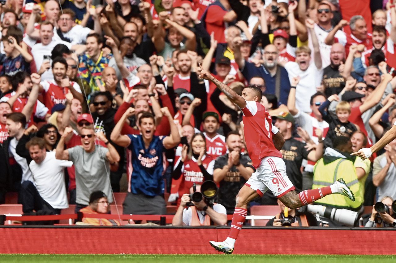 Spits Gabriel Jesus juicht nadat hij Arsenal op een 2-1 voorsprong heeft gebracht tegen Tottenham Hotspur.