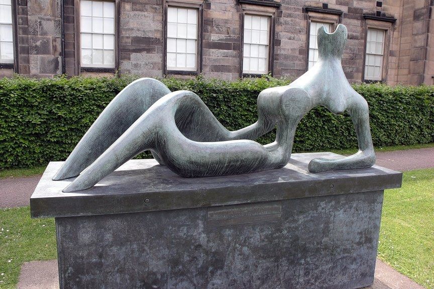 Het bronzen beeld ‘Reclining Figure: Festival’ van de Britse beeldhouwer Henry Moore.