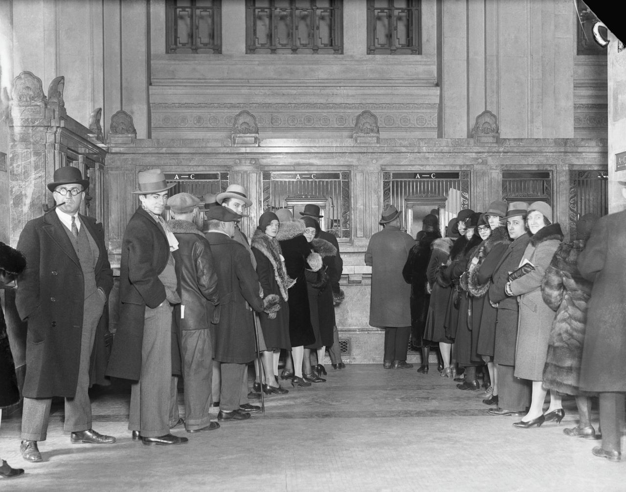 Klanten van de Bowery Savings Bank staan in 1930 in de rij om hun geld op te nemen.