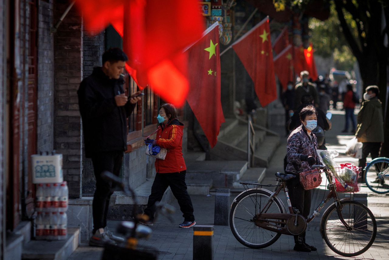 Chinese vlaggen in een oude wijk van Beijing, aan de vooravond van het partijcongres.
