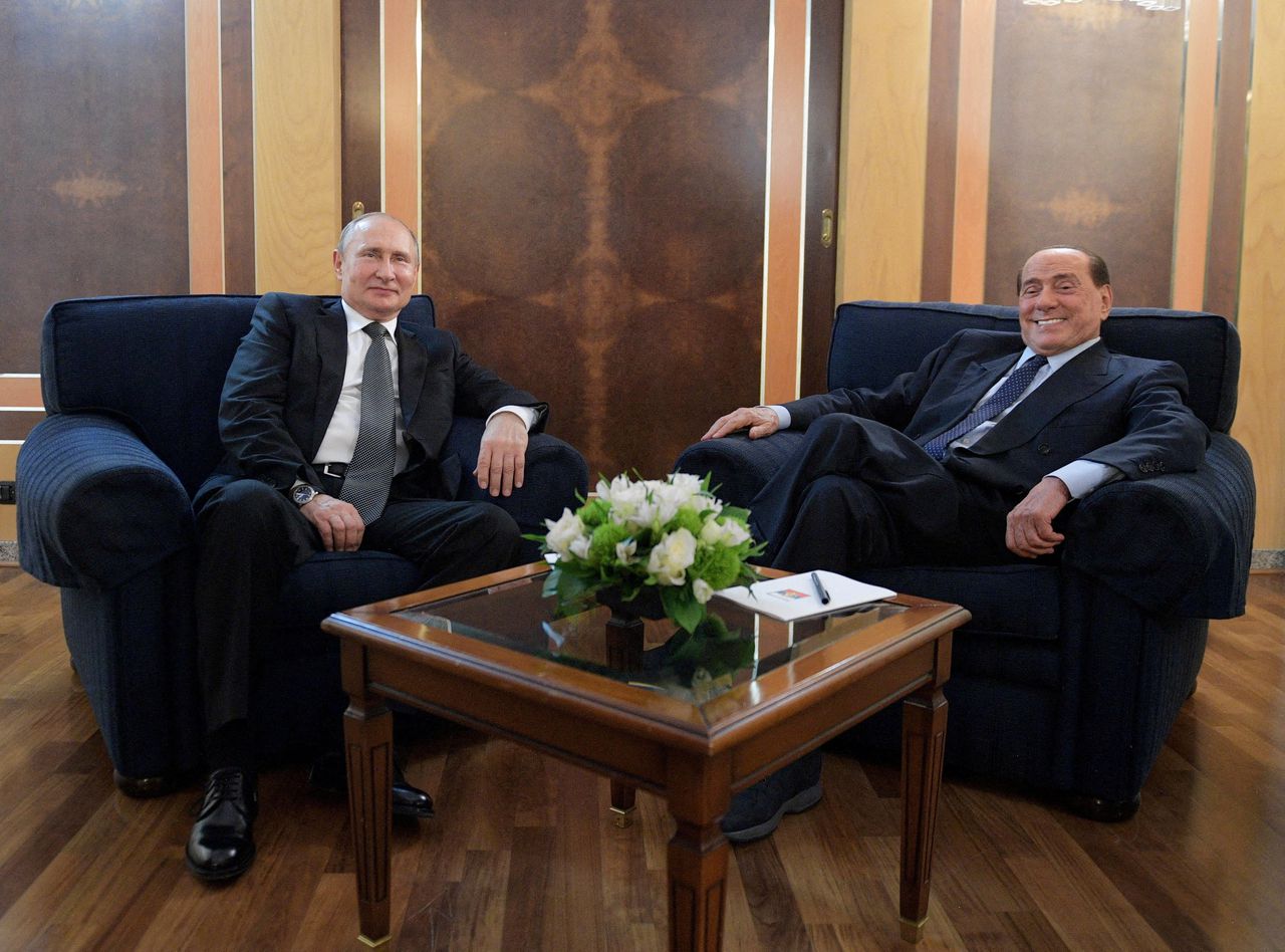 De Russische president Vladimir Poetin en de Italiaanse politicus Silvio Berlusconi ontmoetten elkaar in Rome in 2019.