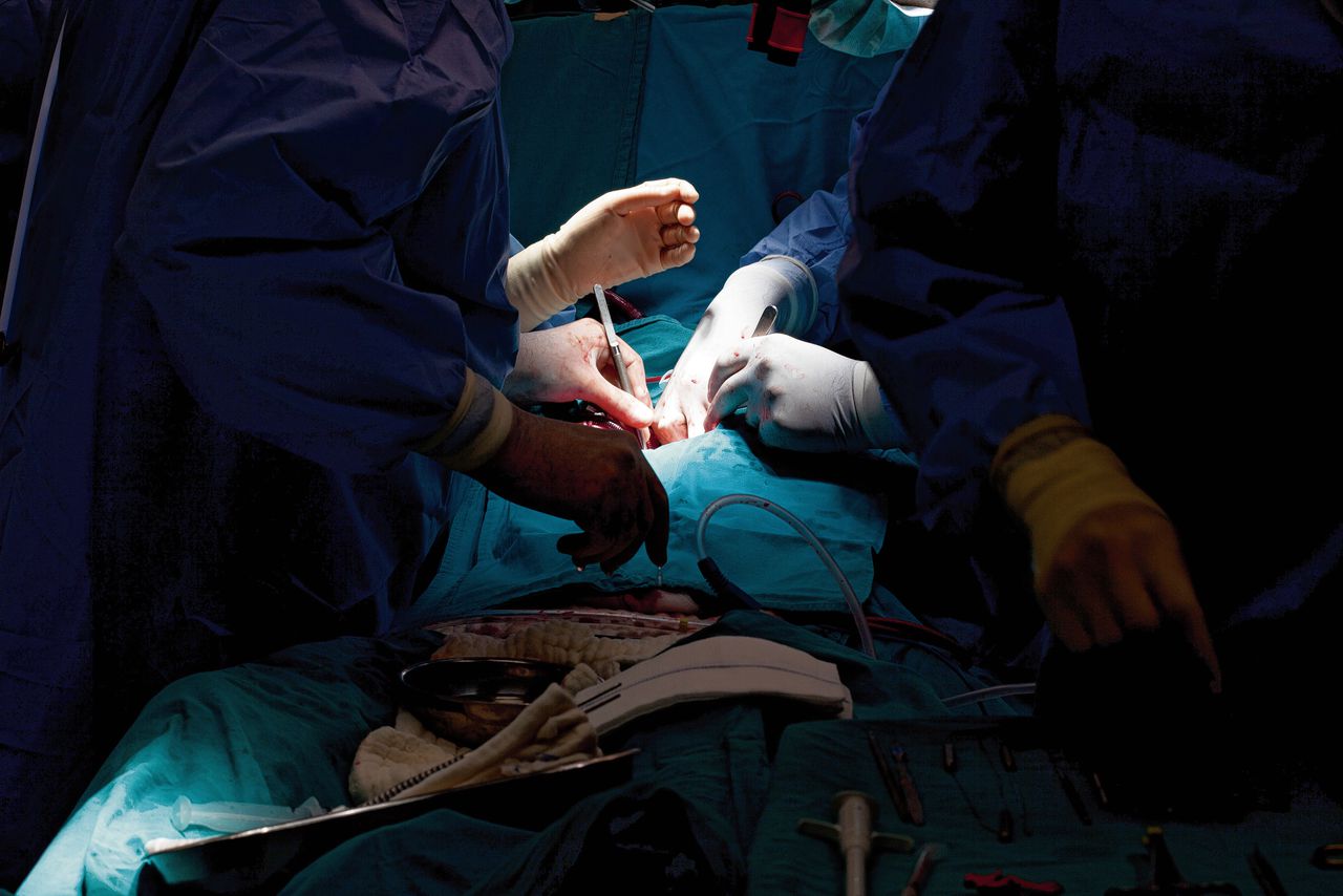 Chirurgen opereren aan een kransslagader. Het ministerie noemde de informatie die uit de ziekenhuizen kwam over de kwaliteit van henzelf en de andere instellingen „tegenstrijdig”.