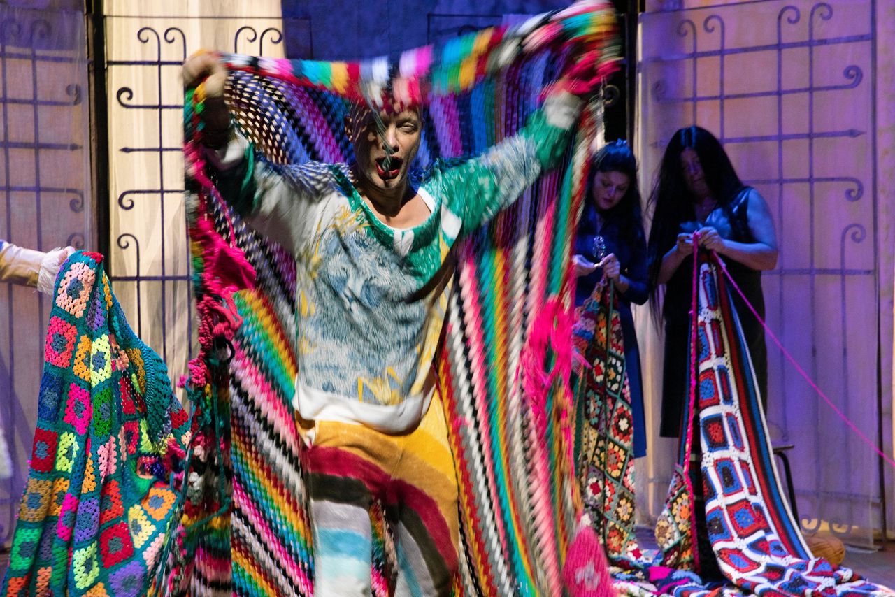 De acteurs haken in ‘Women in Troy’ gezamenlijk een groot vloerkleed, bij wijze van stil maar kleurrijk protest.