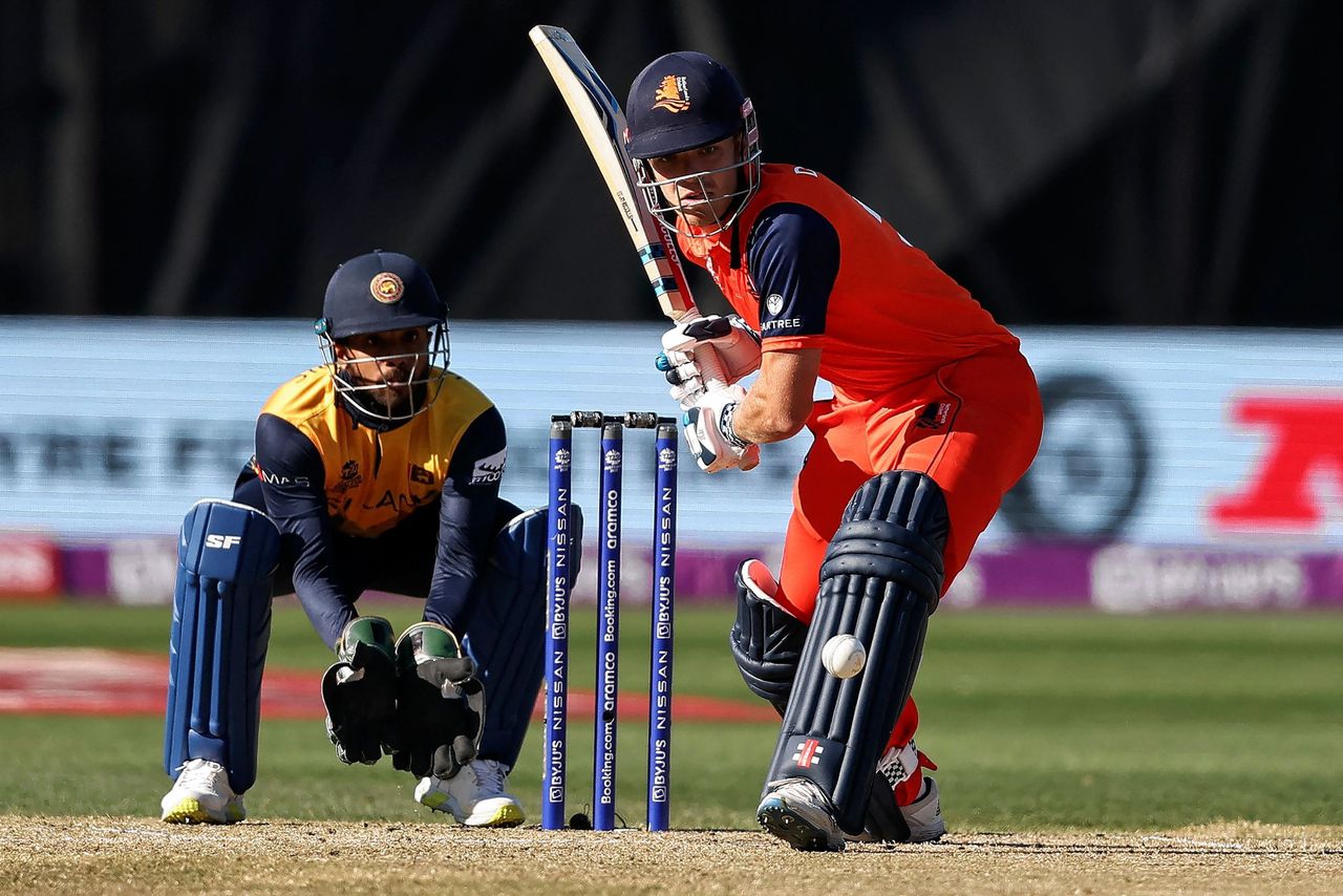 Bas de Leede afgelopen donderdag aan slag als batsman voor het Nederlands cricketteam tegen Sri Lanka in de laatste groepswedstrijd van de eerste ronde op het WK Twenty20 in Australië.