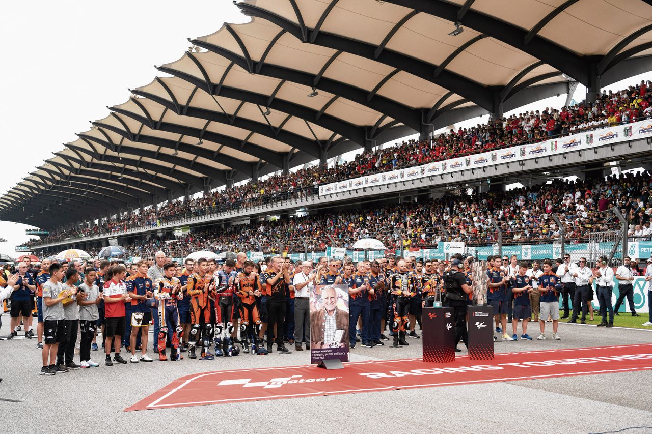 De coureurs van de Moto GP brengen zondag in Kuala Lumpur een eerbetoon aan Dietrich Mateschitz, de mede-oprichter van Red Bull, dat ook sponsor is in de motorsport.