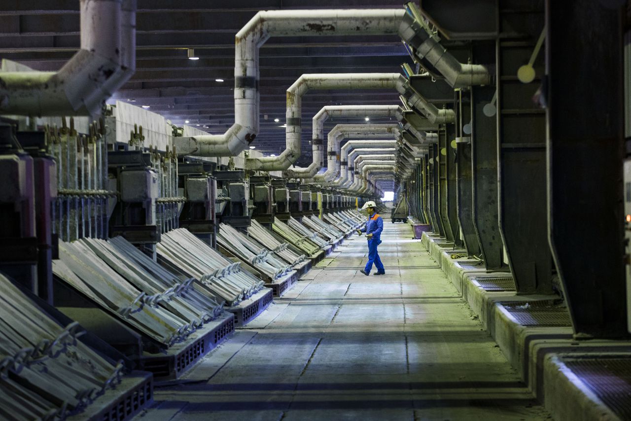 Een werknemer van aluminiumfabriek Aldel in Delfzijl.