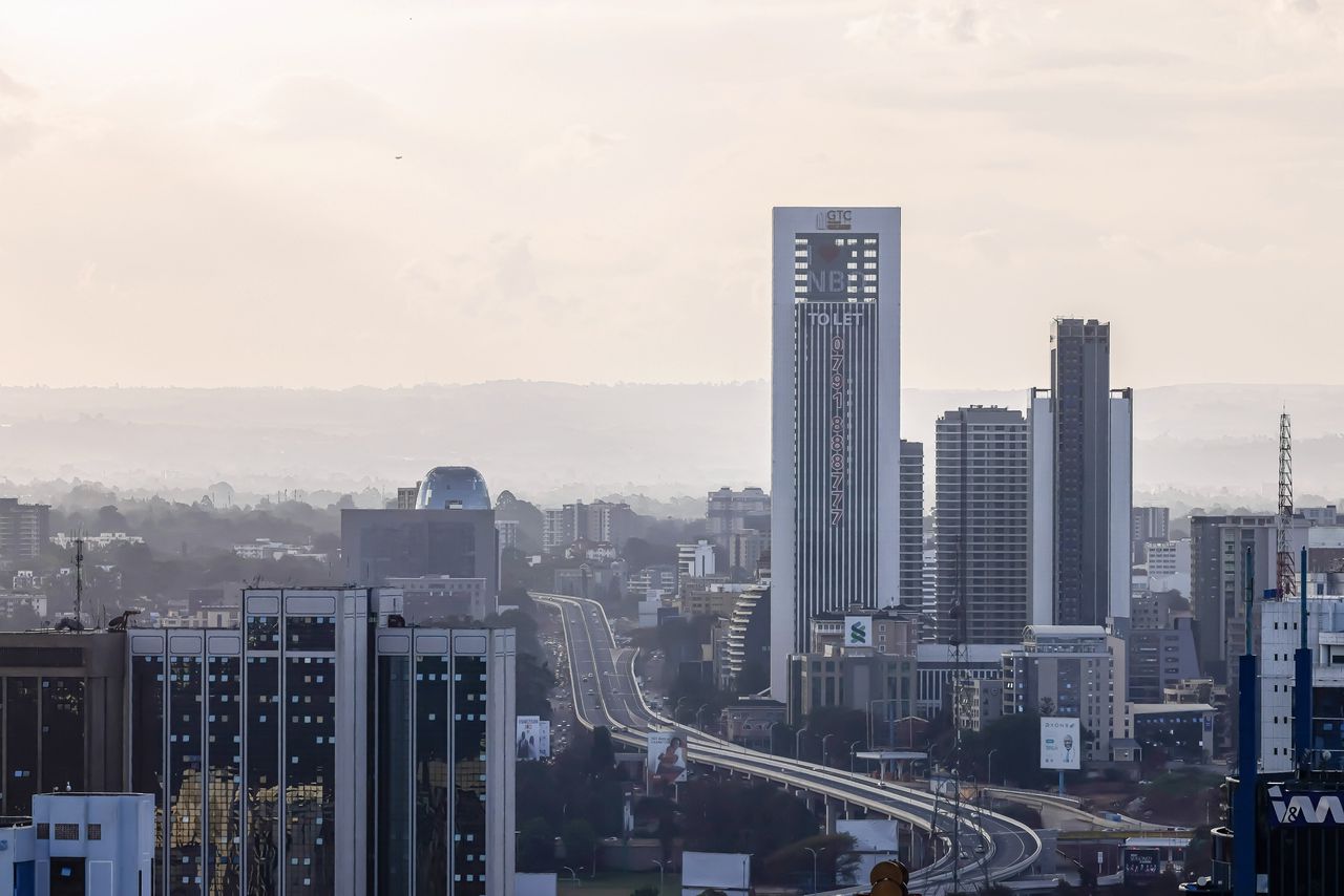 Skyline van de Keniaanse hoofdstad Nairobi met de Nairobi Expressway. De verhoogde weg is met zijn 27 kilometer de langste in Afrika.