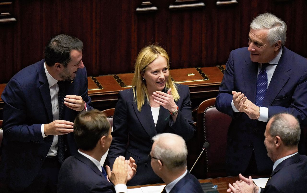 De Italiaanse premier Giorgia Meloni (midden) ontvangt applaus na een toespraak in het parlement in Rome.