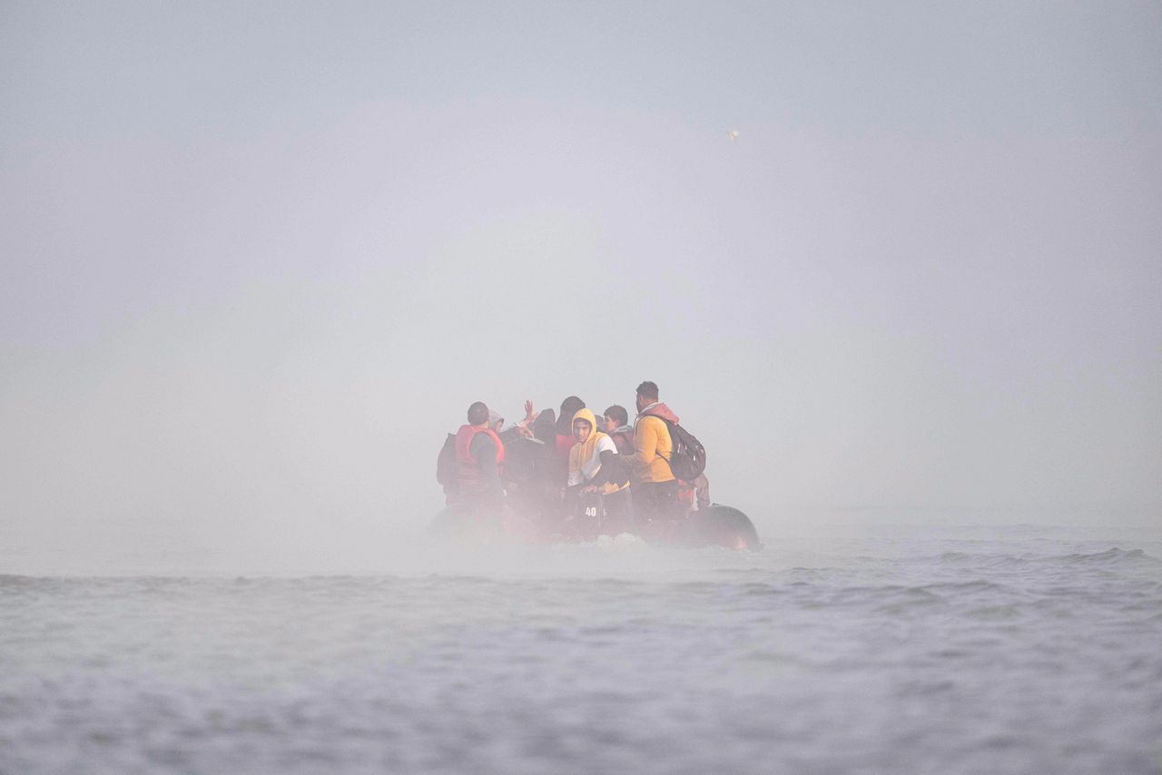 Migranten proberen op 12 oktober met een boot van mensensmokkelaars het Kanaal over te steken nabij het Franse Duinkerken.