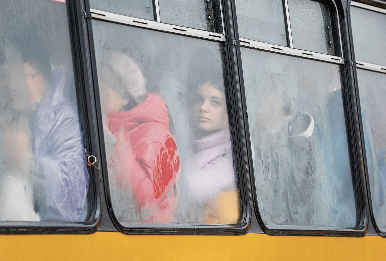Bewoners van het door Rusland bezette Cherson wachten in de bus bij het stadje Olesjky vlakbij Cherson tot ze naar de Krim worden gebracht.