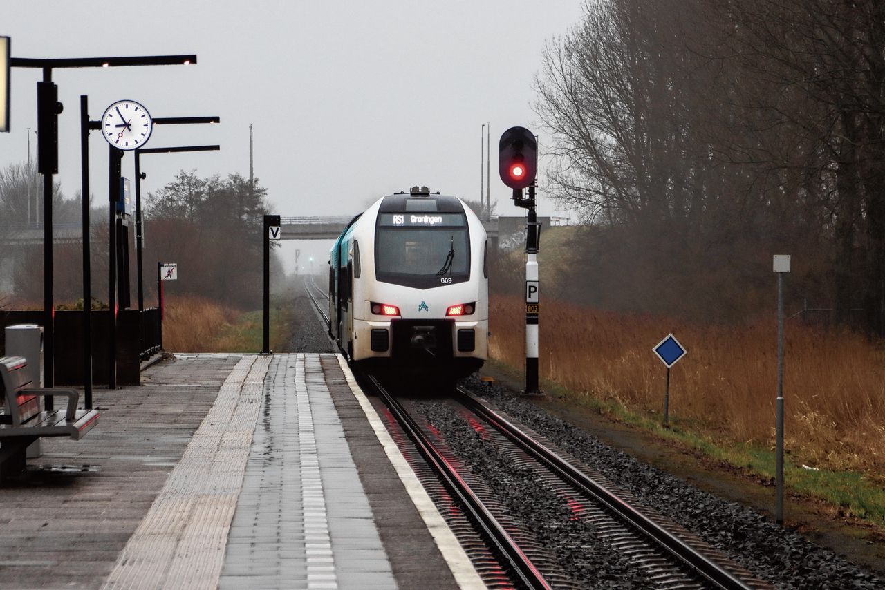 De Arriva-trein tussen Leeuwarden en Groningen.