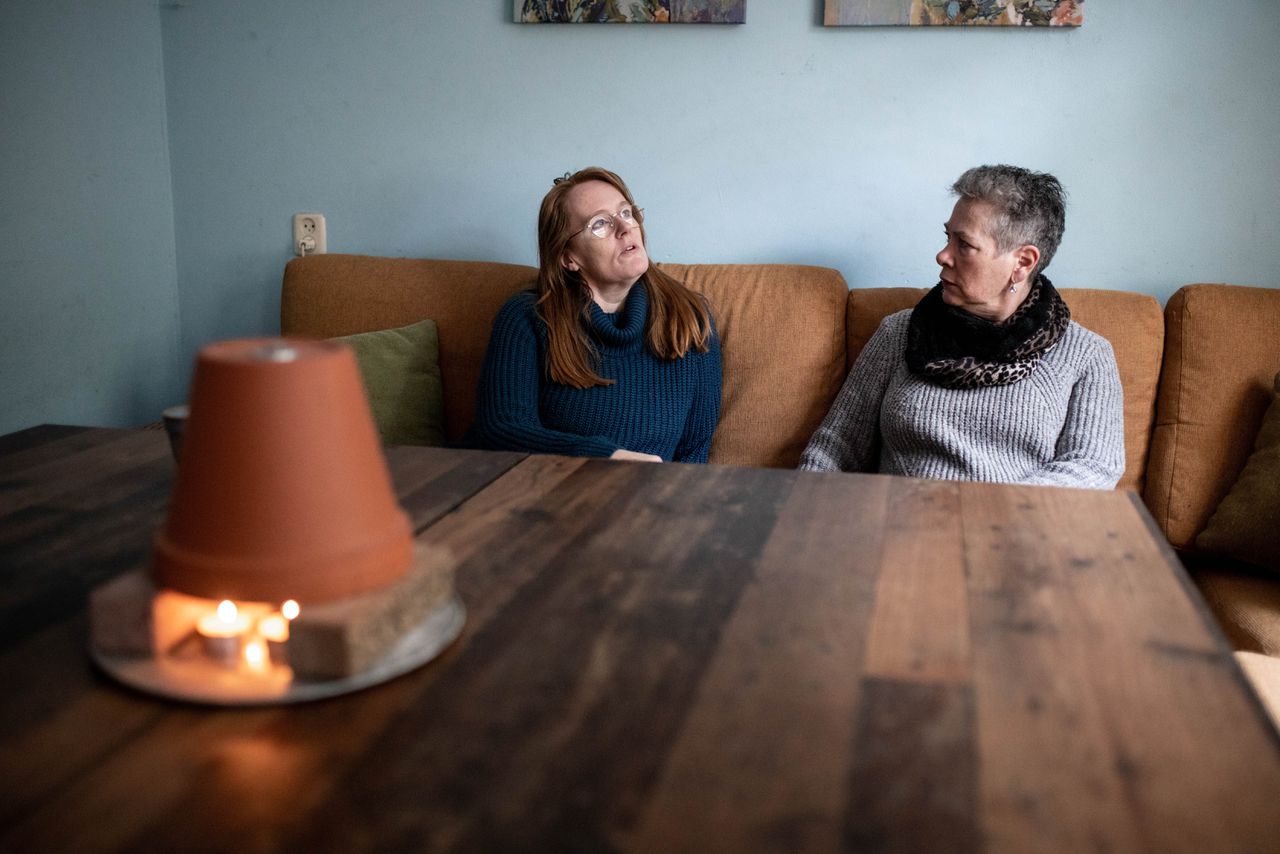 Kathlijn van der Ven (links) en Wilma Maree uit Driebergen lieten het gas in hun huizen afsluiten toen hun energierekening onbetaalbaar werd.