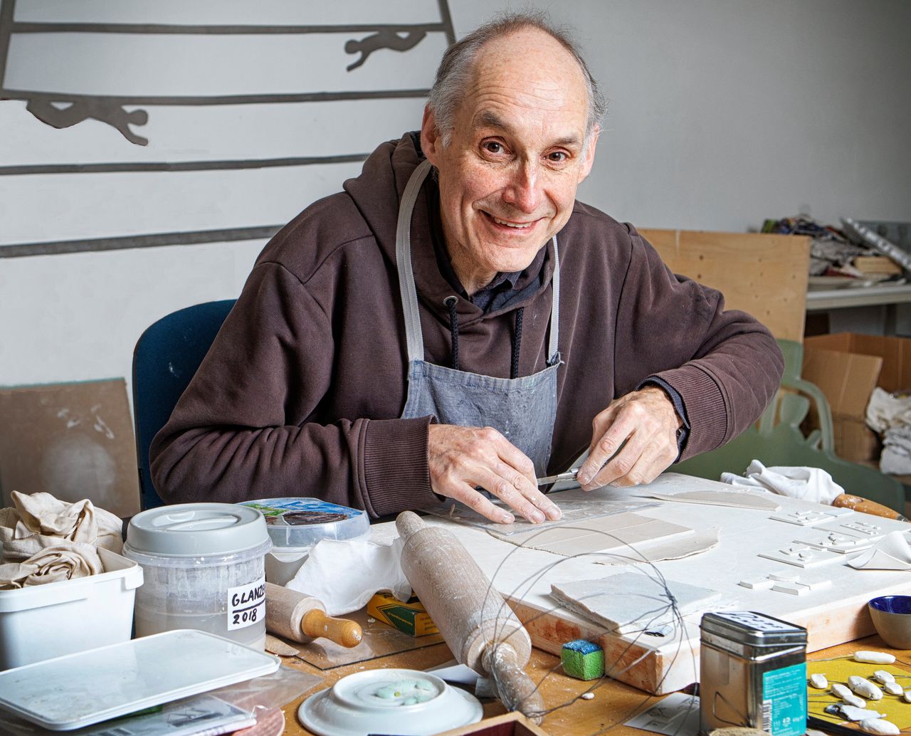 Timon Hagen maakt piepkleine kunstwerken van keramiek.