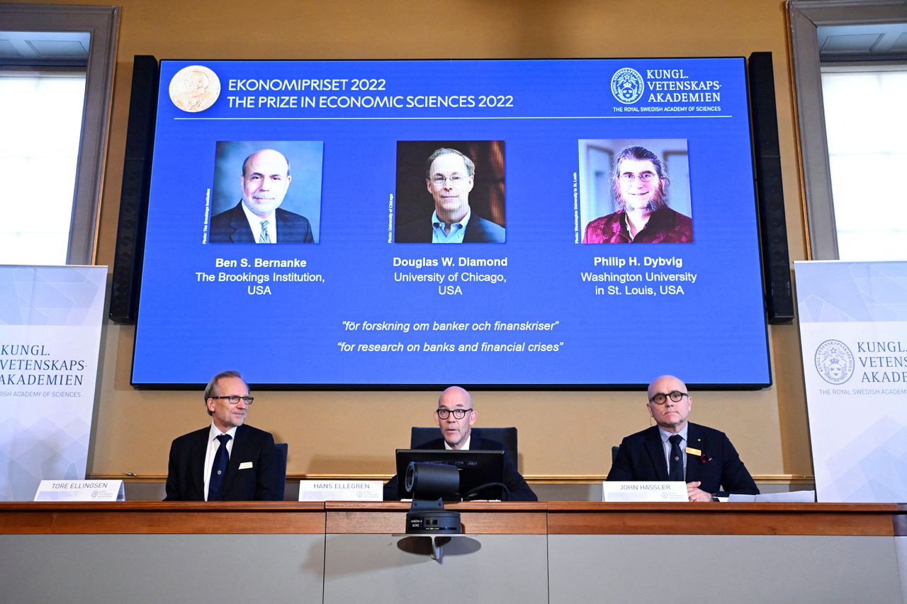 De leden van de Koninklijke Zweedse Academie voor Wetenschappen maken maandag tijdens een persconferentie in Stockholm bekend dat de Amerikanen Ben Bernanke, Douglas Diamond en Philip Dybvig de Nobelprijs voor Economie 2022 hebben gewonnen.