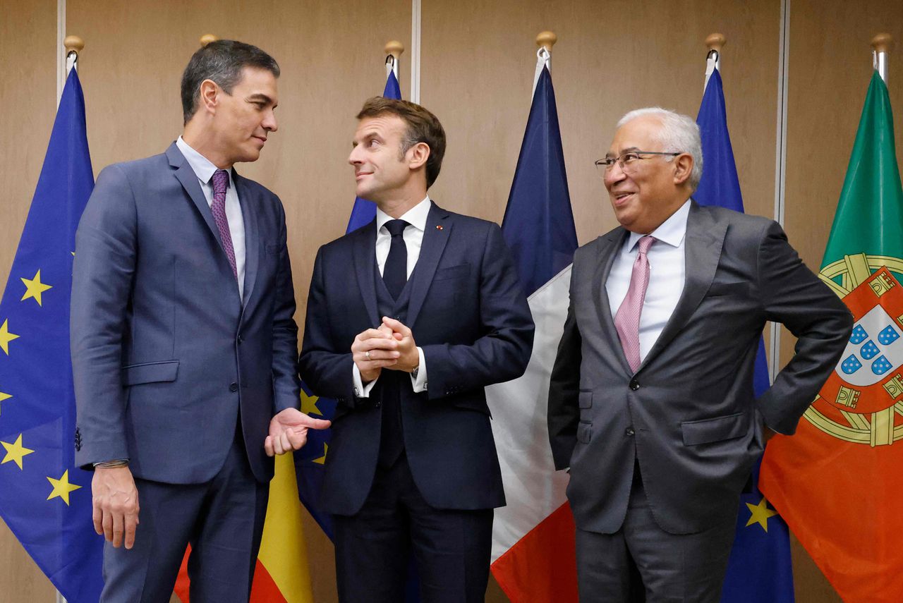 De Franse president Macron (midden), geflankeerd door de Spaanse premier Sánchez (links) en de Portugese premier Costa (rechts).