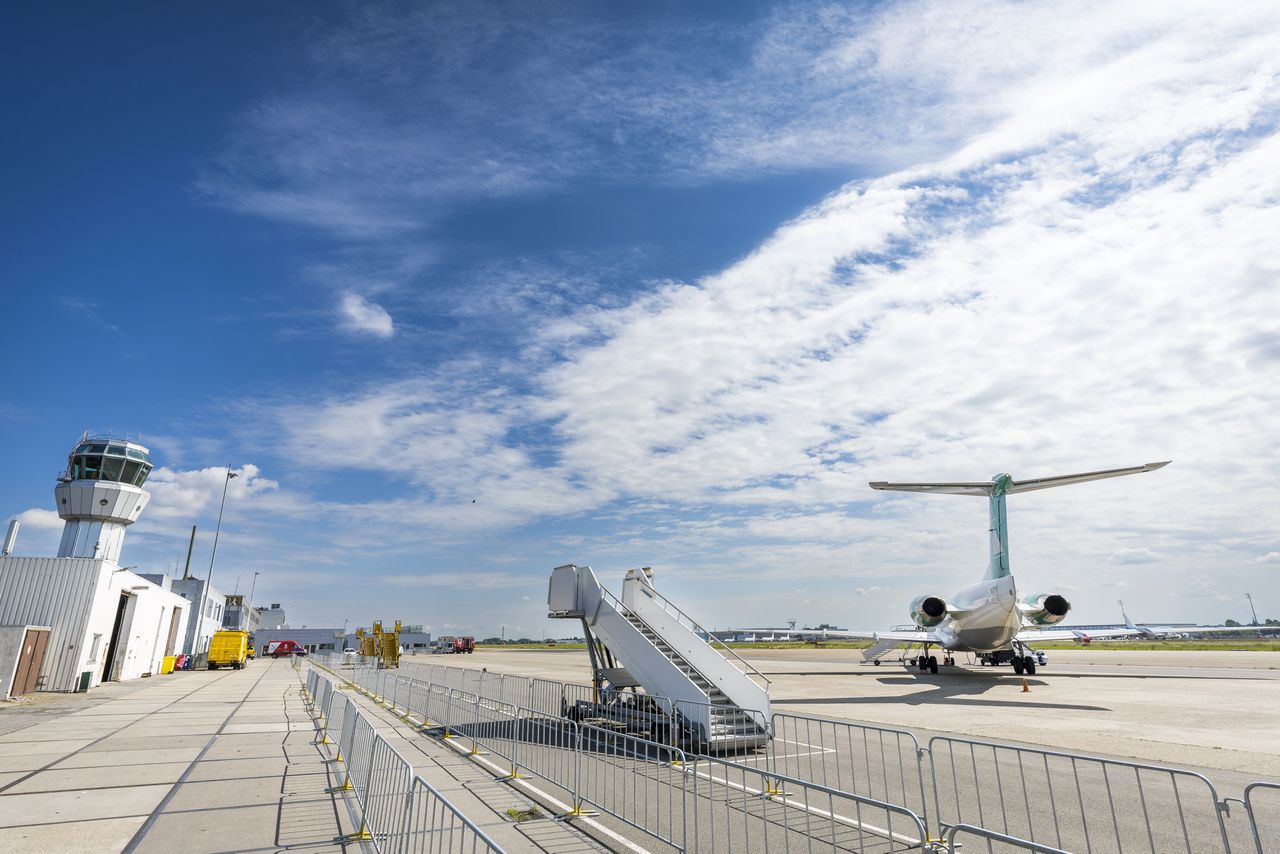Een vliegtuigtrap op Maastricht Aachen Airport. Naast vrachtverkeer zijn er ook passagiersvluchten vanaf het vliegveld.