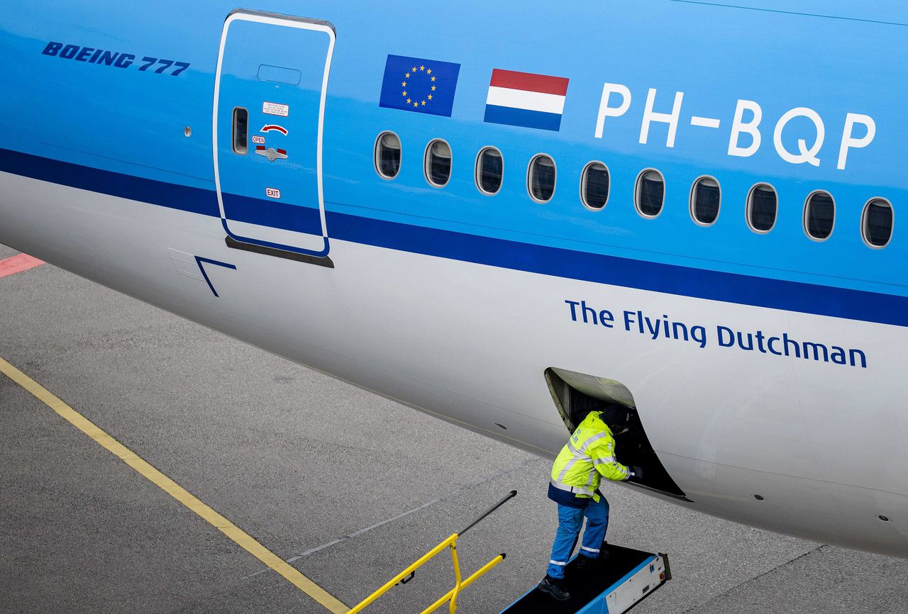 Grondpersoneel van KLM aan het werk op de luchthaven Schiphol.